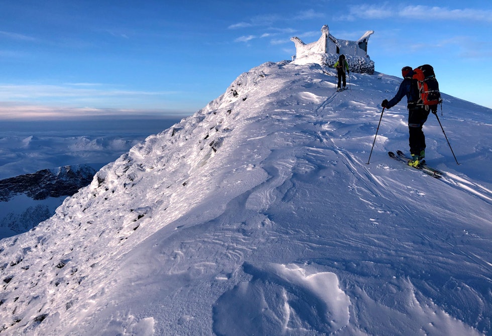 NESTEN OPPE: Få meter under toppen av Norge. Foto: Bjørn Lytskjold Galdhøpiggen topptur