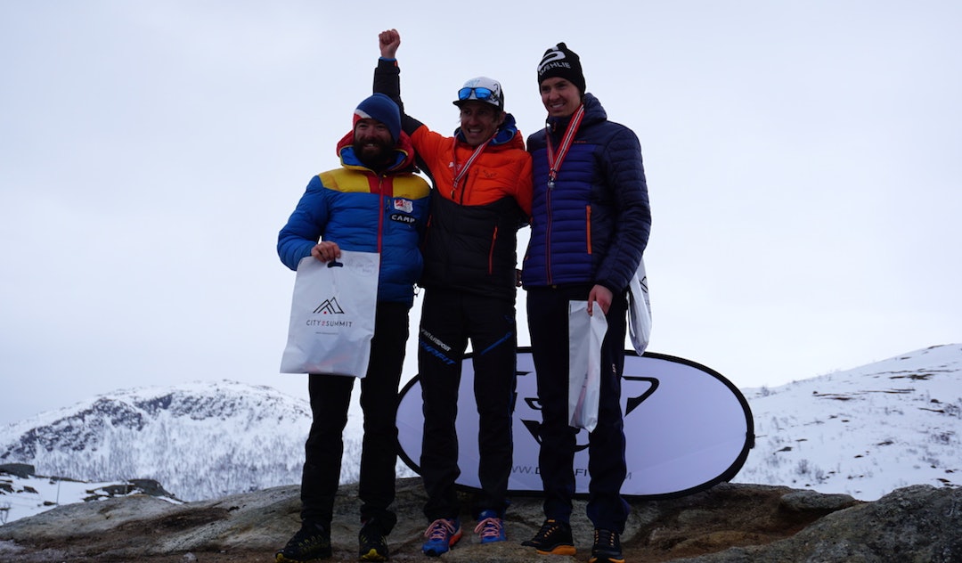 Pallen i Skittentind Rando Comp 2018: Filippo Beccari, Lars Erik Skjervheim og Vegard Die. Foto: Arrangøren Skittentind Rando Comp 2018 - Filippo Beccari - Lars Erik Skjervheim - Vegard Øie - Foto Arrangøren 1200x703
