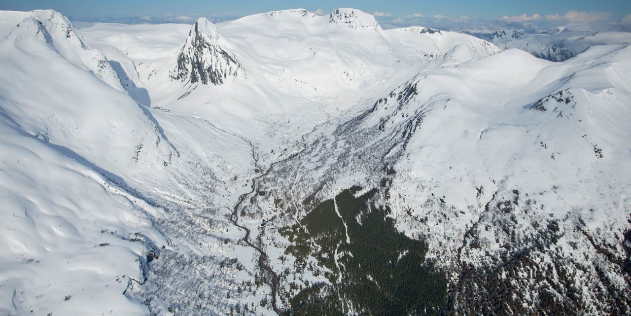 Rutene opp og ned frå Laurdalsætra til toppryggen. Siste delen av rutene er skjult bak toppryggen. Foto: Håvard Myklebust Rutene opp og ned frå Laurdalsætra til toppryggen. Siste delen av rutene er skjult bak toppryggen. Foto: Håvard Myklebust