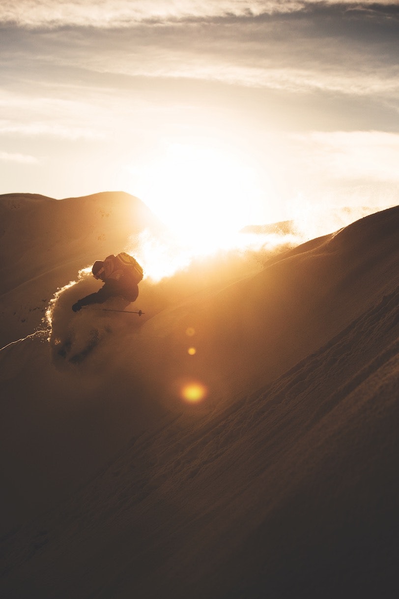 SLASH: Naess tar en snowboardinspirert sving før sola går ned i Sogndal.