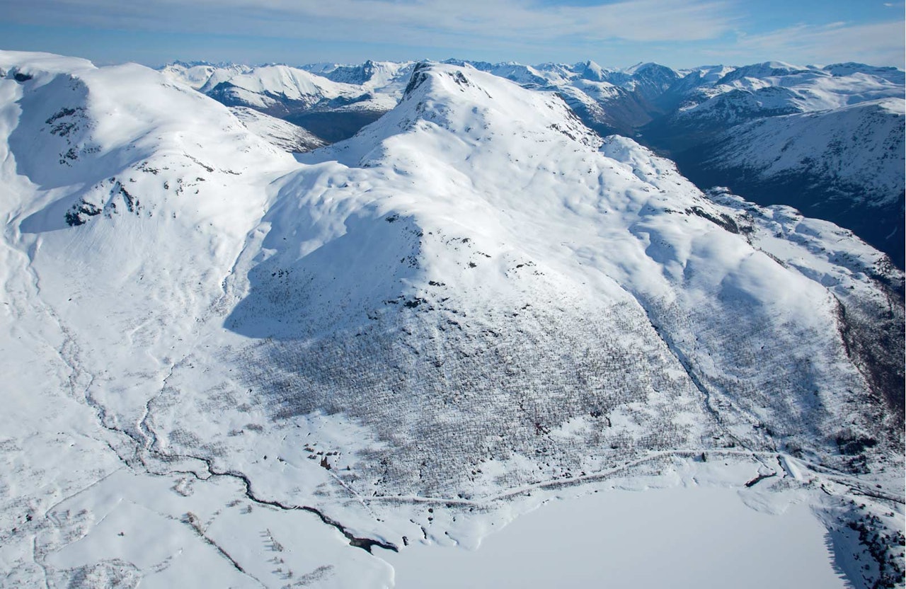 Ruter opp og ned frå Grøndalen. Eidskyrkja til venstre. Foto: Håvard Myklebust. Ruter opp og ned frå Grøndalen. Eidskyrkja til venstre. Foto: Håvard Myklebust.