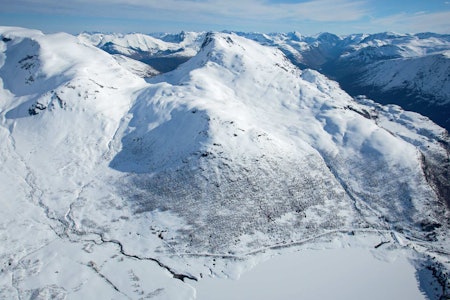 Ruter opp og ned frå Grøndalen. Eidskyrkja til venstre.  Foto: Håvard Myklebust.