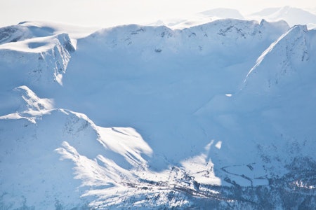 Ruta opp frå Skinnviksætra, via Blåbreen til Eidskyrkja til venstre. Ruta opp frå setra til Lisje Eidskyrkja til høgre. Foto: Eirik Vaage. Ruta opp frå Skinnviksætra, via Blåbreen til Eidskyrkja til venstre. Ruta opp frå setra til Lisje Eidskyrkja til høgre. Foto: Eirik Vaage.