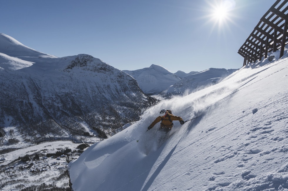INFRASTRUKTUR: Sondre Loftsgarden peker skiene ned mot hyttefeltet i det bratte terrenget ved skredgjerdene øverst i skisenteret. INFRASTRUKTUR: Sondre Loftsgarden peker skiene ned mot hyttefeltet i det bratte terrenget ved skredgjerdene øverst i skisenteret.