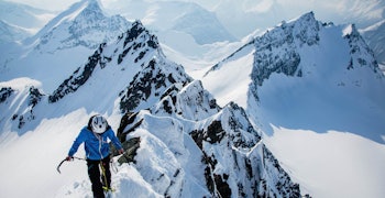 Eirik Vaage i spektakulære omgivnader på den kvasse toppegga av Store Brekketind. Foto: Håvard Myklebust. Eirik Vaage i spektakulære omgivnader på den kvasse toppegga av Store Brekketind. Foto: Håvard Myklebust.