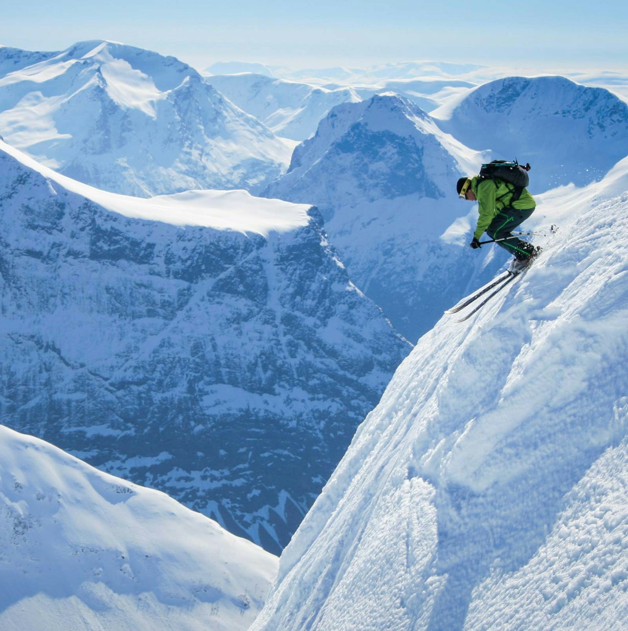 Skikøyrar droppar ned ei alternativ linje frå toppen av Urkedalstinden. Foto: Håvard Myklebust. Skikøyrar droppar ned ei alternativ linje frå toppen av Urkedalstinden. Foto: Håvard Myklebust.