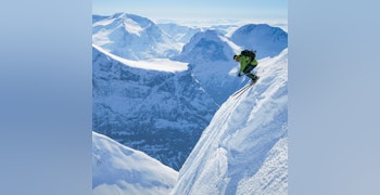 Skikøyrar droppar ned ei alternativ linje frå toppen av Urkedalstinden. Foto: Håvard Myklebust. Skikøyrar droppar ned ei alternativ linje frå toppen av Urkedalstinden. Foto: Håvard Myklebust.