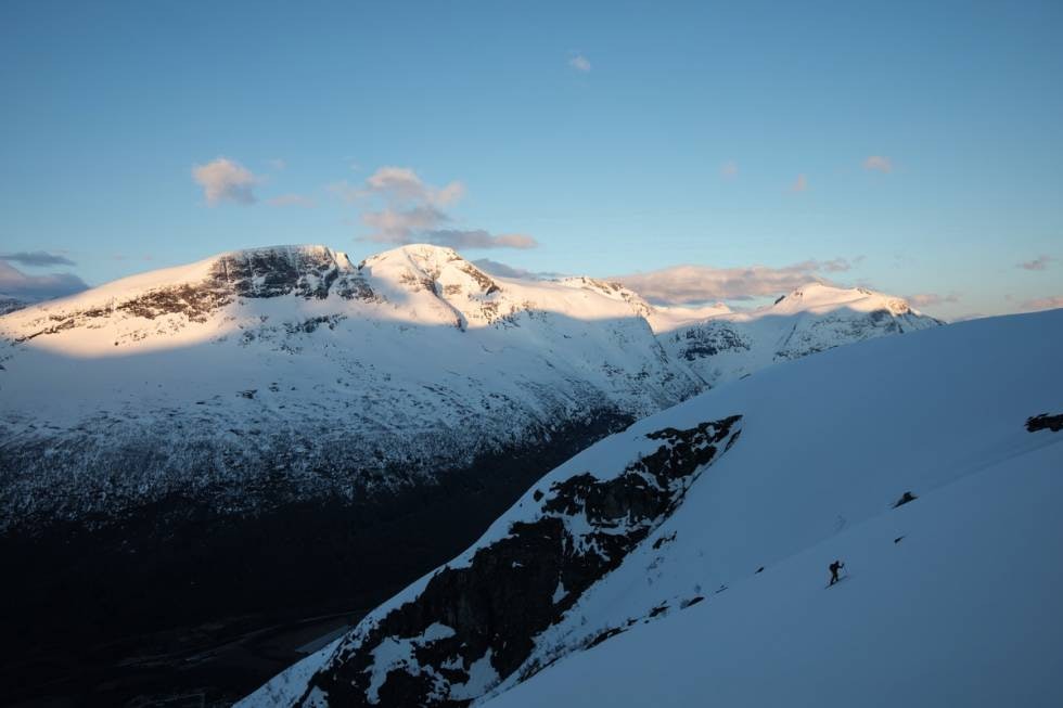 MORGENSTUND: Her er den lange lia opp fra Hoås unnagjort. Klokka er kvart på fem, og sola skinner på Kaldfonna, Hovenmannen og Hårstadnebba i bakgrunnen.