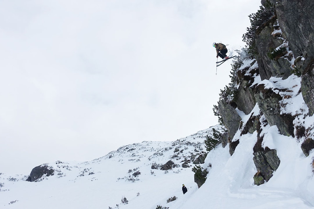 HUCK: Her er Ådne tilbake i konkurranseområdet dagen etter, og setter utfor et temmelig spenstig dropp nederst i face´n. Foto: Tore Meirik HUCK: Her er Ådne tilbake i konkurranseområdet dagen etter, og setter utfor et temmelig spenstig dropp nederst i face´n. Foto: Tore Meirik