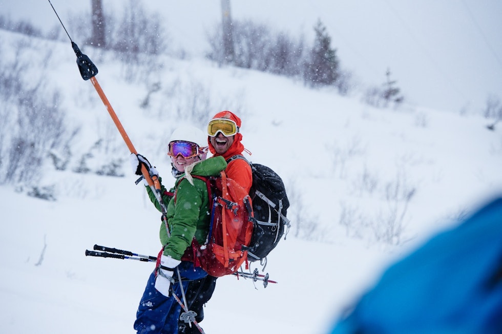 PÅ FEIL SIDE: Det er ikke ofte fotograf Terje Aamodt fra Molde befinner seg i en skiheis eller foran et kamera, men her skjer begge deler samtidig – og han er svært fornøyd med omstendighetene. Det er også Marlene Dalen Heggem.