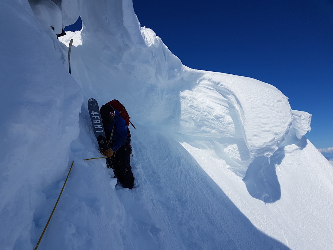 GJENNOM SKAVLEN: Karene måtte grave seg gjennom toppskavlen for å komme til linja. Foto: Trygve Sande 2