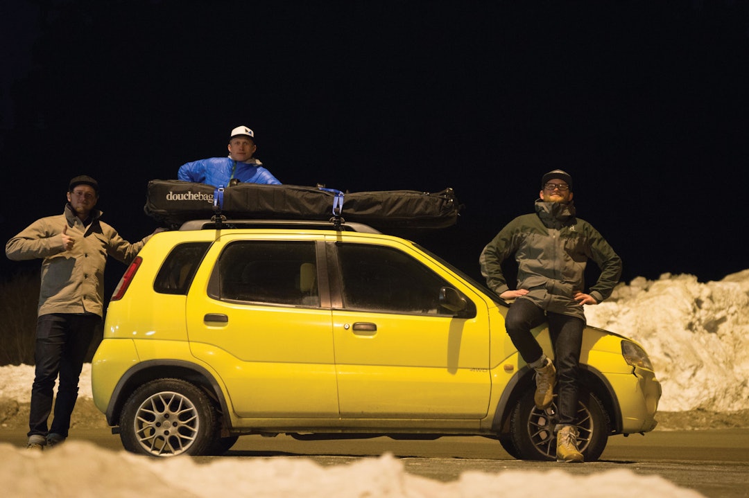HINGSTEN: Ski på taket, knøttliten bil og likesinnede. Sånt blir det bra tur av. Foto: Bård Basberg