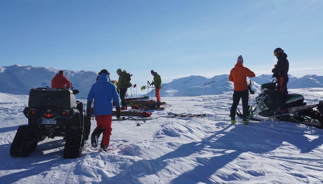 Løypestikkerne på jobb torsdag. Foto: Stryn Rando Stryn rando 3000 - 2018 prerace 1200x