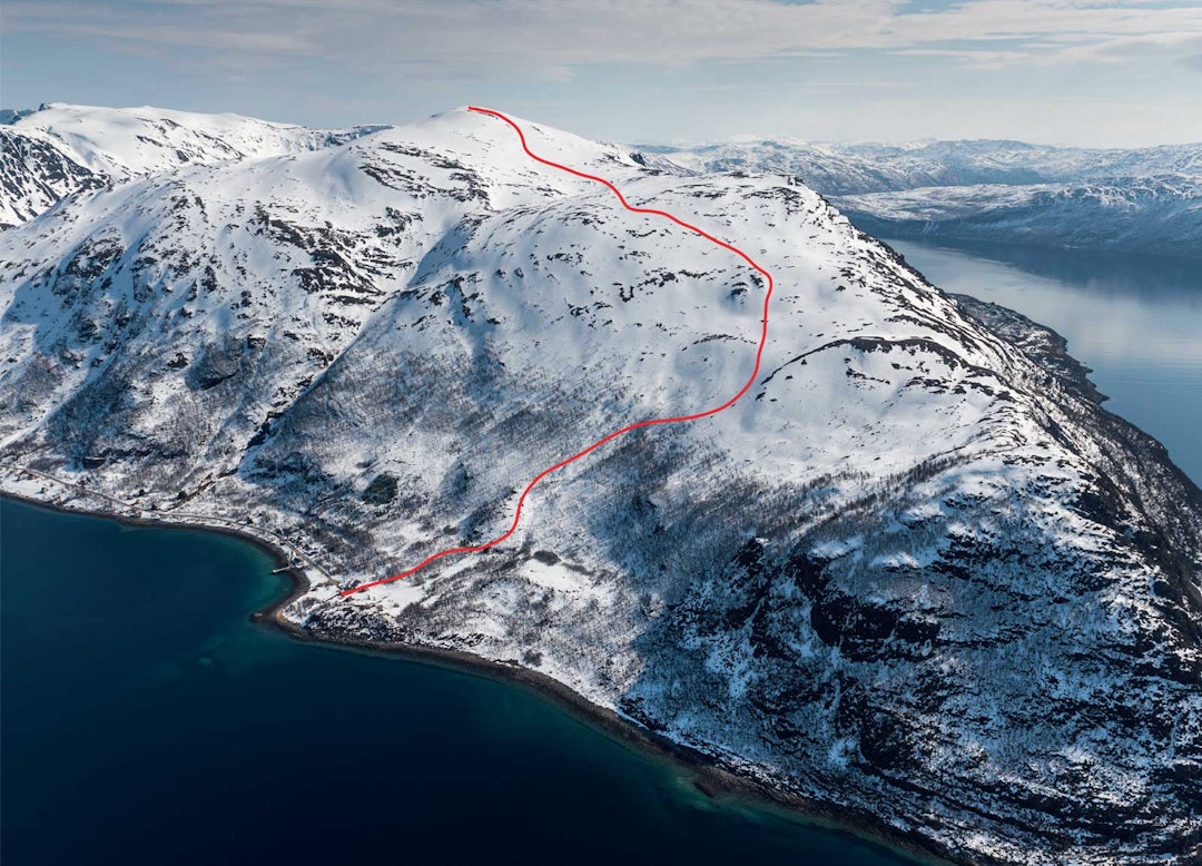 VASSNESTIND: Et fjell som er beskrevet i boka Toppturer i Lyngen, og som er klassifisert som KAST 1- enkelt. Foto: Jan R. Olsen/Trygge toppturer Vassnestind sett fra nordvest. Foto: Jan R. Olsen. / Trygge toppturer.