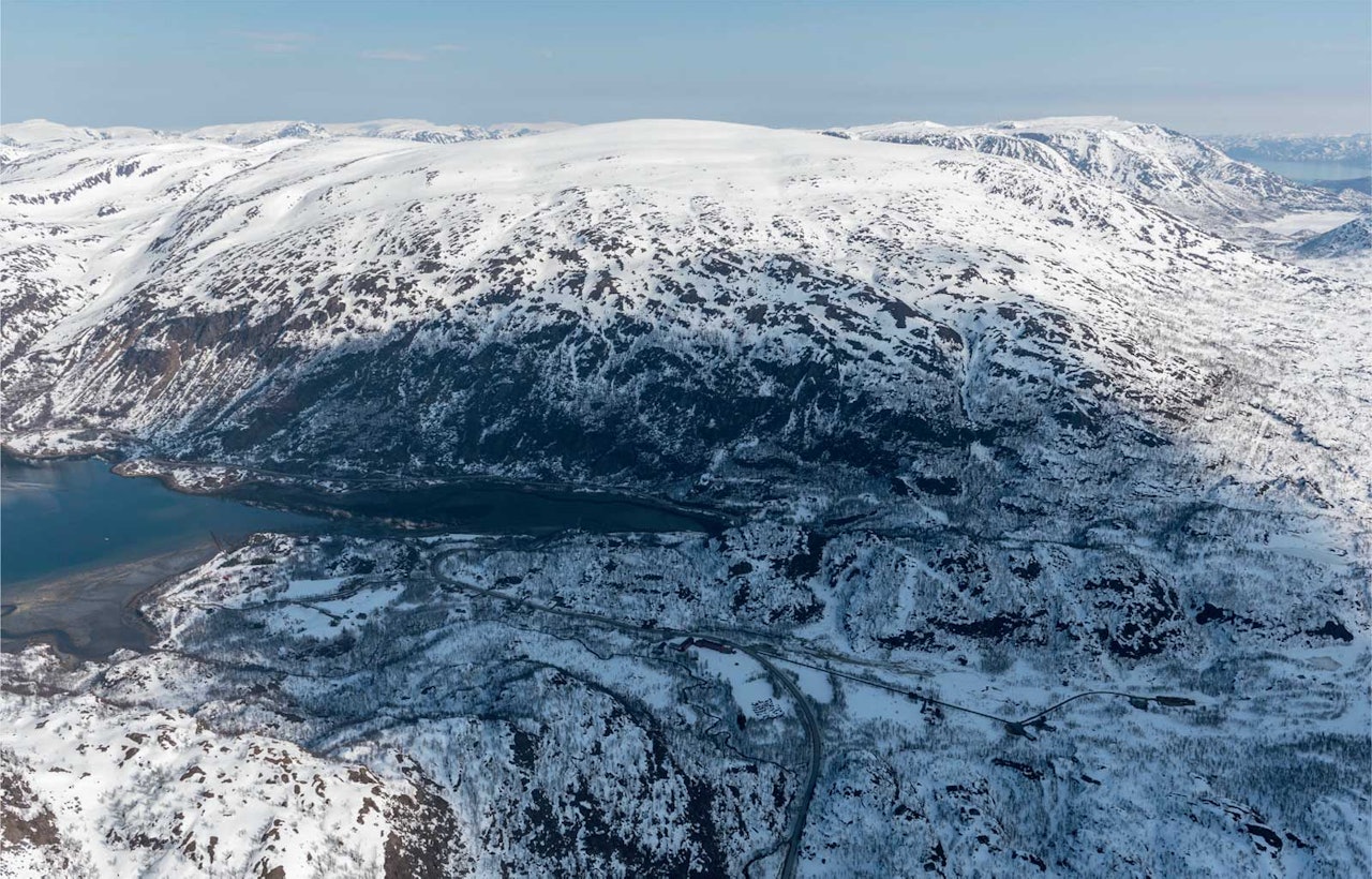 Gievdenerassa sett fra sørvest med Øksfjordbotn i forgrunnen. Foto: Jan R. Olsen. / Trygge toppturer. Gievdenerassa sett fra sørvest med Øksfjordbotn i forgrunnen. Foto: Jan R. Olsen. / Trygge toppturer.