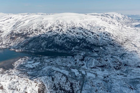 Gievdenerassa sett fra sørvest med Øksfjordbotn i forgrunnen. Foto: Jan R. Olsen. / Trygge toppturer. Gievdenerassa sett fra sørvest med Øksfjordbotn i forgrunnen. Foto: Jan R. Olsen. / Trygge toppturer.