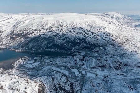 Gievdenerassa sett fra sørvest med Øksfjordbotn i forgrunnen. Foto: Jan R. Olsen. / Trygge toppturer.