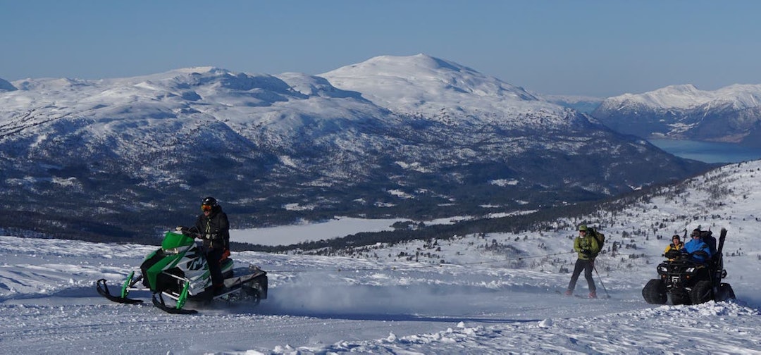 Løypestikkerne på vei ut i løypa. Foto: Stryn Rando Stryn rando 3000 - 2018 løype crew 1200x562