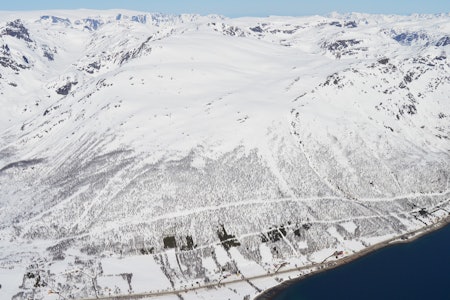 Stortinden sett fra sør. Den vanligste nedkjøringen skjer fra fortoppen 839 moh. Foto: Sture Willumsen/Toppturer i Norge Stortinden Finnmark topptur oversiktsbilde Langfjordbotn