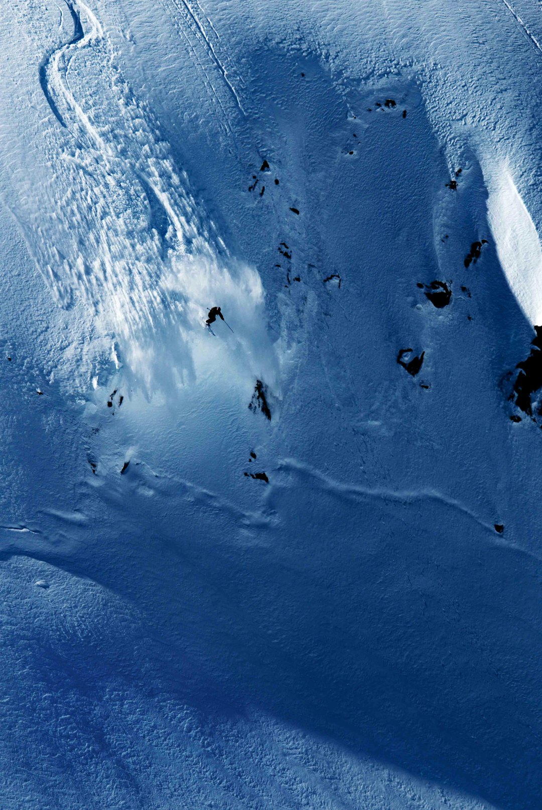 BLÅFJELL: Omund Sletten kjører ei dramatisk linje på nordsiden av Blåfjell –ett av områdene som Eid kommune ønsker å regulere for catskiing. Foto: Martin Innerdal Dalen BLÅFJELL: Omund Sletten kjører ei dramatisk linje på nordsiden av Blåfjell –ett av områdene som Eid kommune ønsker å regulere for catskiing. Foto: Martin Innerdal Dalen