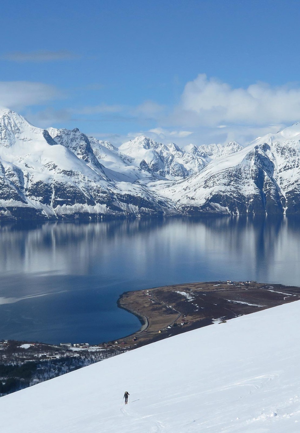 På Storhaugen i Kåfjord kan du kombinere en flott skitur med fantastisk utsikt mot Lyngsalpan. Foto: Espen Nordahl. / Trygge toppturer.
