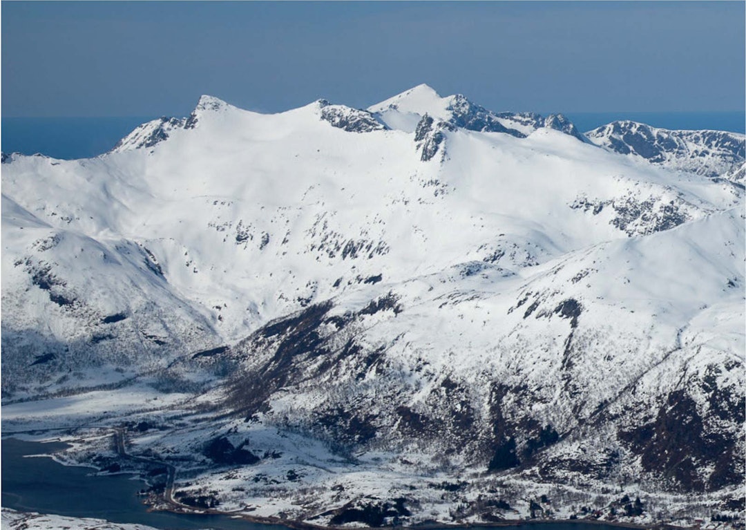LOFOTEN-FJELL: Torskmannen sett fra sørøst. Foto: Espen Mortensen. / Trygge toppturer. torskmannen lofoten skifjell vinter