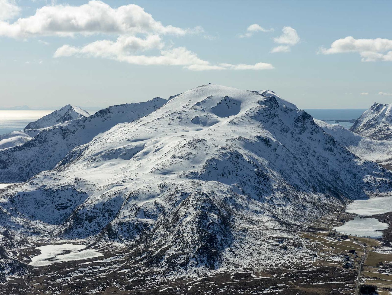 Hellostinden sett fra sør. Foto: Espen Mortensen. / Trygge toppturer. Hellostinden sett fra sør. Foto: Espen Mortensen. / Trygge toppturer.