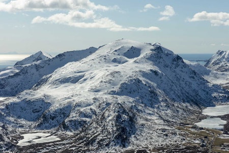 Hellostinden sett fra sør. Foto: Espen Mortensen. / Trygge toppturer. Hellostinden sett fra sør. Foto: Espen Mortensen. / Trygge toppturer.
