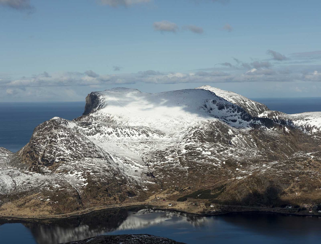 Ryten sett fra sørøst. Foto: Espen Mortensen. / Trygge toppturer. Ryten sett fra sørøst. Foto: Espen Mortensen. / Trygge toppturer.