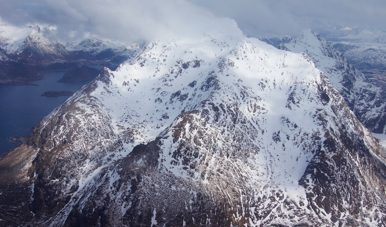 Himmeltinden sett fra vest. Foto: Tom Guneriussen Himmeltind Lofoten Topptur Norge