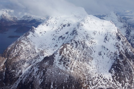 Himmeltinden sett fra vest. Foto: Tom Guneriussen Himmeltind Lofoten Topptur Norge