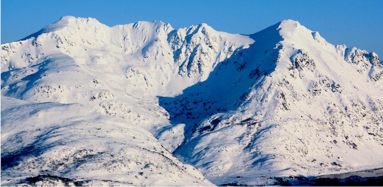 Justadtinden (til venstre) og Kangerurtinden (til høyre) sett fra sørvest. Foto: Tom Guneriussen Justadtinden Kangerurtinden Lofoten Norge Topptur
