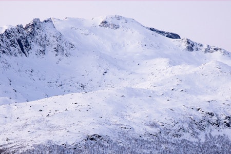 Rundtinden sett fra øst, med ruta fra Vatterfjordpollen. Foto: Espen Mortensen Rundtinden Lofoten Topptur Norge