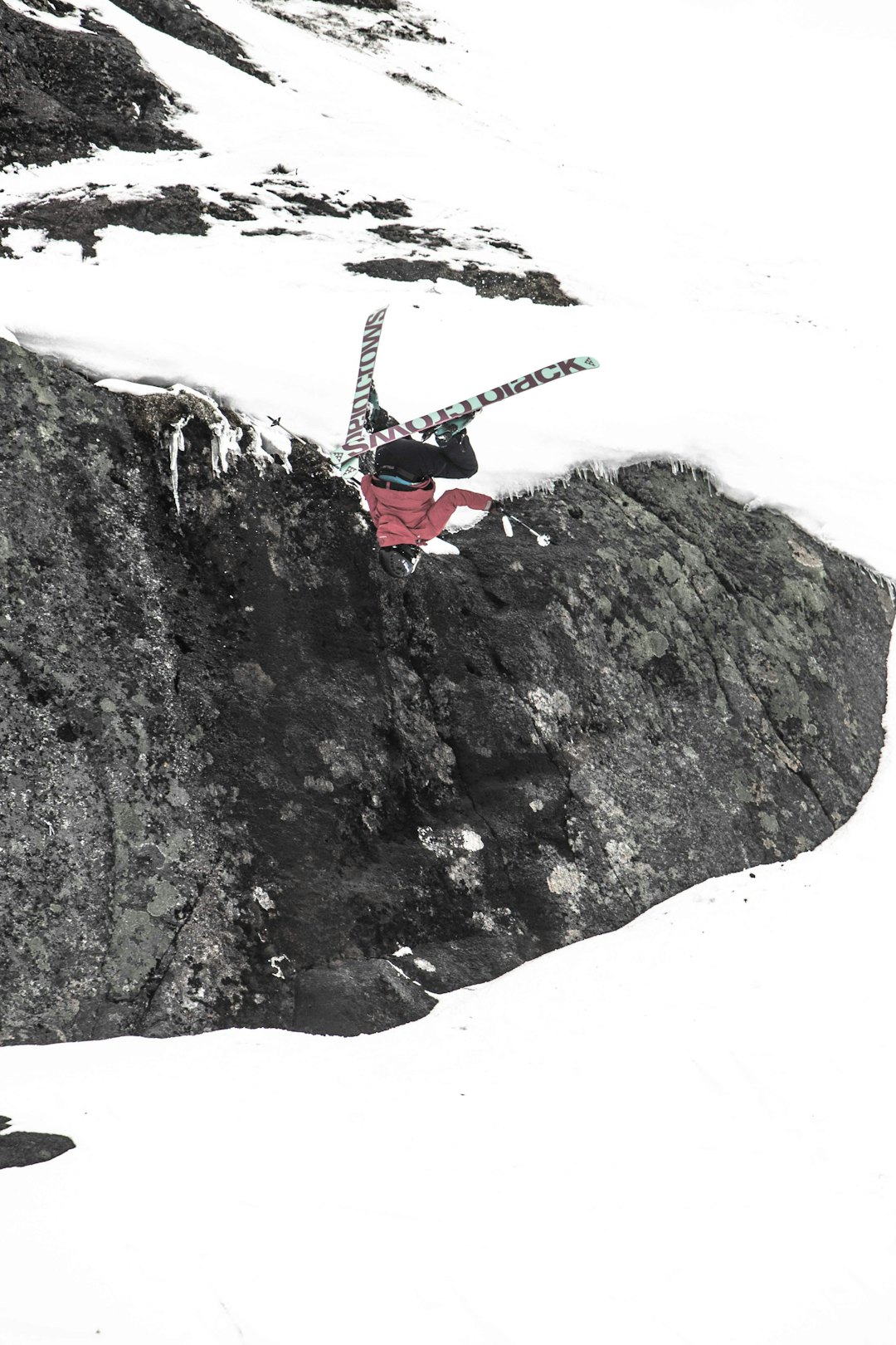 UNDER RENN: Wessel gikk for gull under NM på Riksgränsen. Få jenter prøver backflip fra klipper i konkurranse. Foto: Niklas Blom