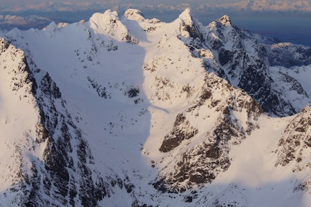 Geitgaljartinden sett fra vest. Foto: Tom Guneriussen Geitgaljartinden Lofoten Topptur Norge
