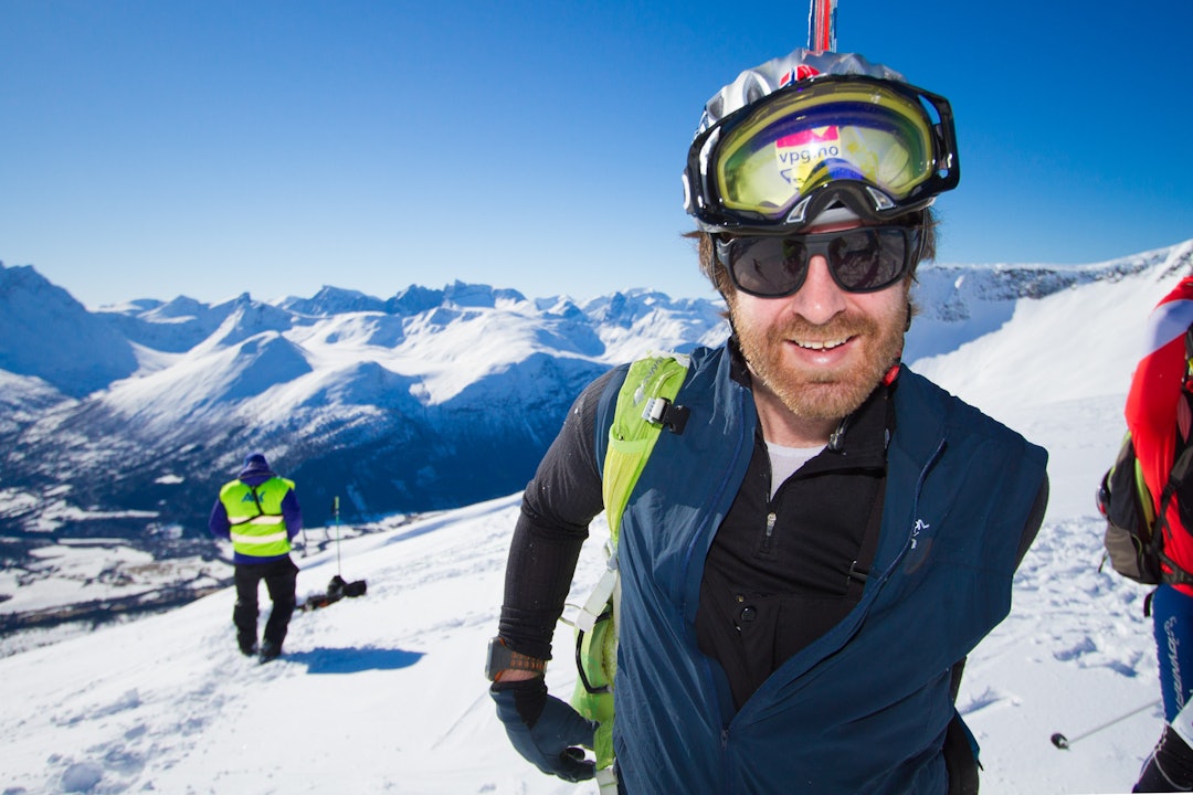UTSENDT: Erlend Sande er ved godt mot på toppen av Galtåtind. Foto: Daniel Kvalvik Romsdal Rando