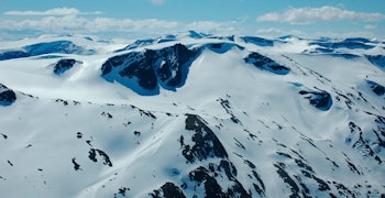 Nuken sett fra nord. Ruta fra toppen av sommerskisenteret kommer inn fra venstre. Foto: Espen Schive/Toppturer i Norge Topptur Nuken Stryn