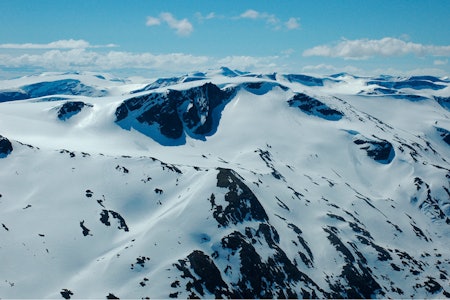 Nuken sett fra nord. Ruta fra toppen av sommerskisenteret kommer inn fra venstre. Foto: Espen Schive/Toppturer i Norge Topptur Nuken Stryn