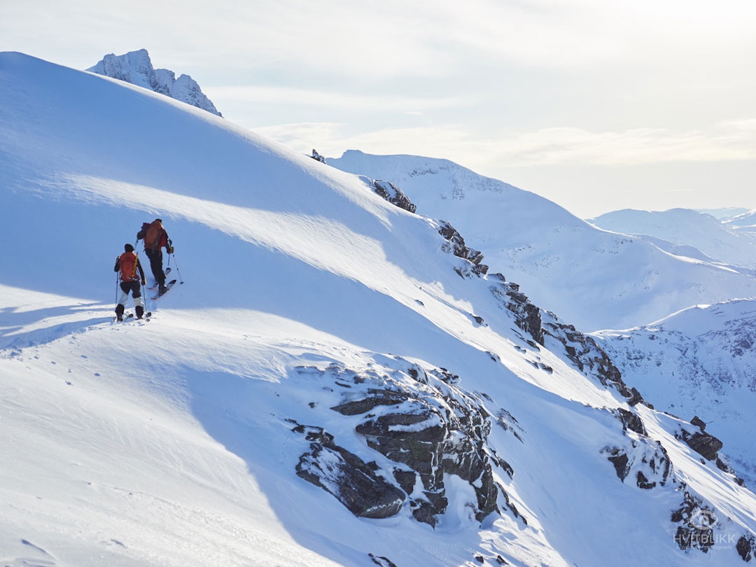 MOT TOPPEN: Lars Pahle Tønsberg og Eira Granviken Midtgaard på vei mot toppen. Foto: Timme Ellingjord MOT TOPPEN: Lars Pahle Tønsberg og Eira Granviken Midtgaard på vei mot toppen. Foto: Timme Ellingjord