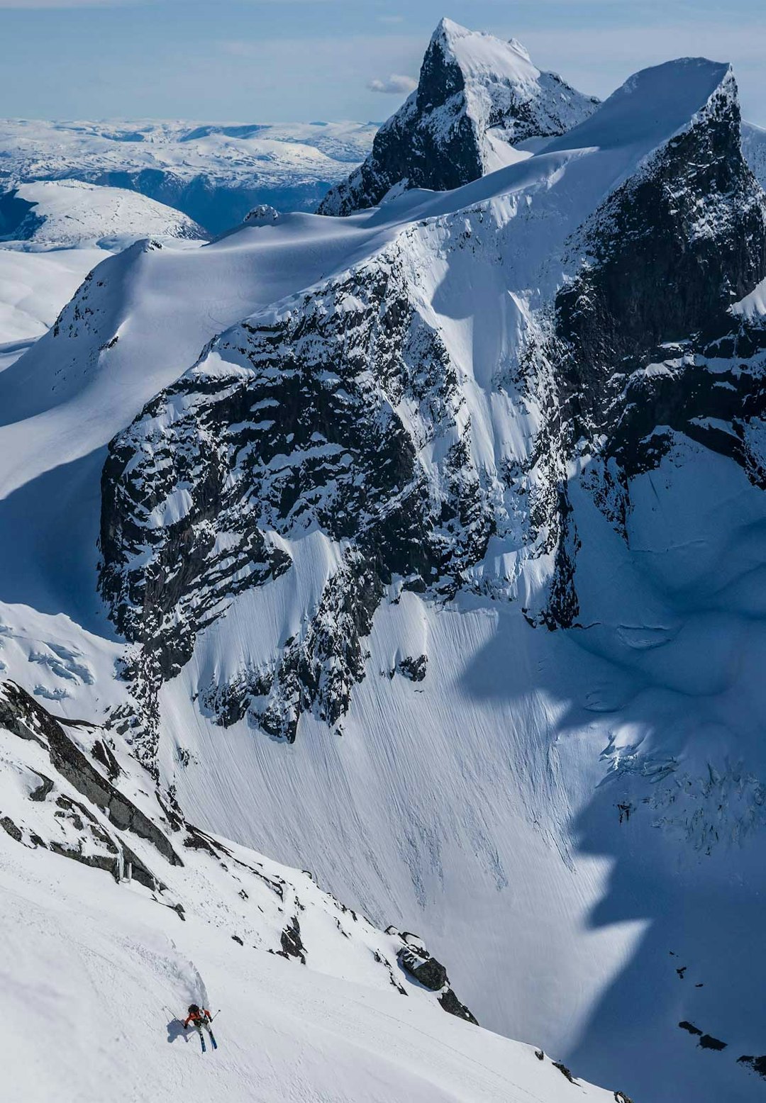 Nedkjøring fra Nordre Dyrhaugstind i Hurrungane. Foto: Bård Basberg / Trygge toppturer