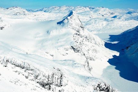 Falketind sett fra vest. Stølsnosbreen til venstre, Andrevatnet til høyre. Foto: Sture Willumsen/Toppturer i Norge Falketind Topptur Jotunheimen