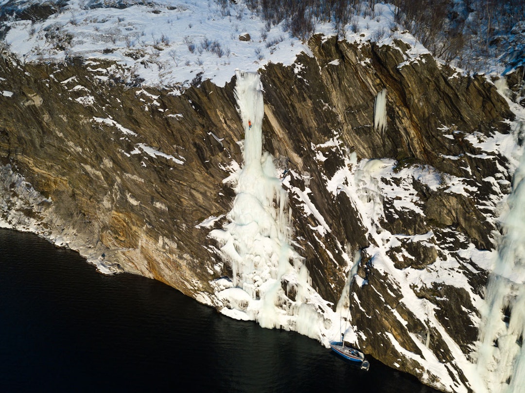 RETT I HAVET: Like greit å ikke miste isskruene sine på denne fossen. Foto: Signar André Nilsen