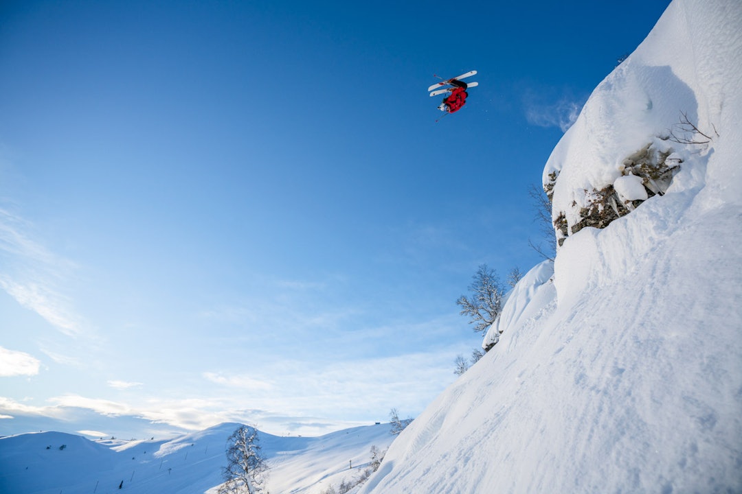 HØKKZONE: Tarjei Aasen viser hvor klippebåndet har fått navnet sitt fra. Foto: Vegard Aasen HØKKZONE: Tarjei Aasen viser hvor klippebåndet har fått navnet sitt fra. Foto: Vegard Aasen