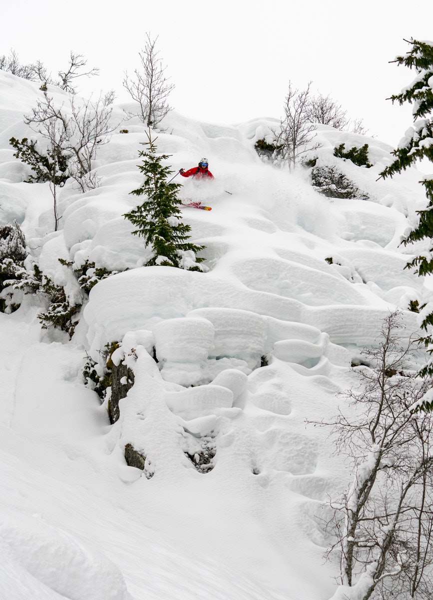 MODVO: Tarjei Aasen er ikke førstereis ned Modvoberget. Her forbereder han seg på en myk og flat landing. Foto: Vegard Aasen MODVO: Tarjei Aasen er ikke førstereis ned Modvoberget. Her forbereder han seg på en myk og flat landing. Foto: Vegard Aasen