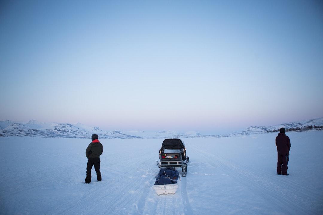 NØDVENDIG PAUSE: Det er helt ok å ta en pause i skuterturen når utsikten fra do er som dette. Lars Østby Nilsen (til venstre) har vunnet NM i snøskutercross tre ganger. I dag lever han blant annet av å skysse turister inn til Sylmassivet, Og folk som Robert Aaring. Foto: Tore Meirik NØDVENDIG PAUSE: Det er helt ok å ta en pause i skuterturen når utsikten fra do er som dette. Lars Østby Nilsen (til venstre) har vunnet NM i snøskutercross tre ganger. I dag lever han blant annet av å skysse turister inn til Sylmassivet, Og folk som Robert Aaring. Foto: Tore Meirik