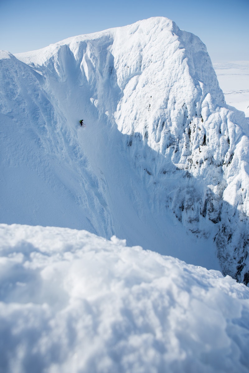 HARDT: Nordsiden på Storsola er full av tøffe skilinjer, som denne renna fra toppen. Dessverre var snøen knallhard øverst og ble til klink is lenger ned. Da måtte Robert snu og gå opp igjen. Foto: Tore Meirik HARDT: Nordsiden på Storsola er full av tøffe skilinjer, som denne renna fra toppen. Dessverre var snøen knallhard øverst og ble til klink is lenger ned. Da måtte Robert snu og gå opp igjen. Foto: Tore Meirik