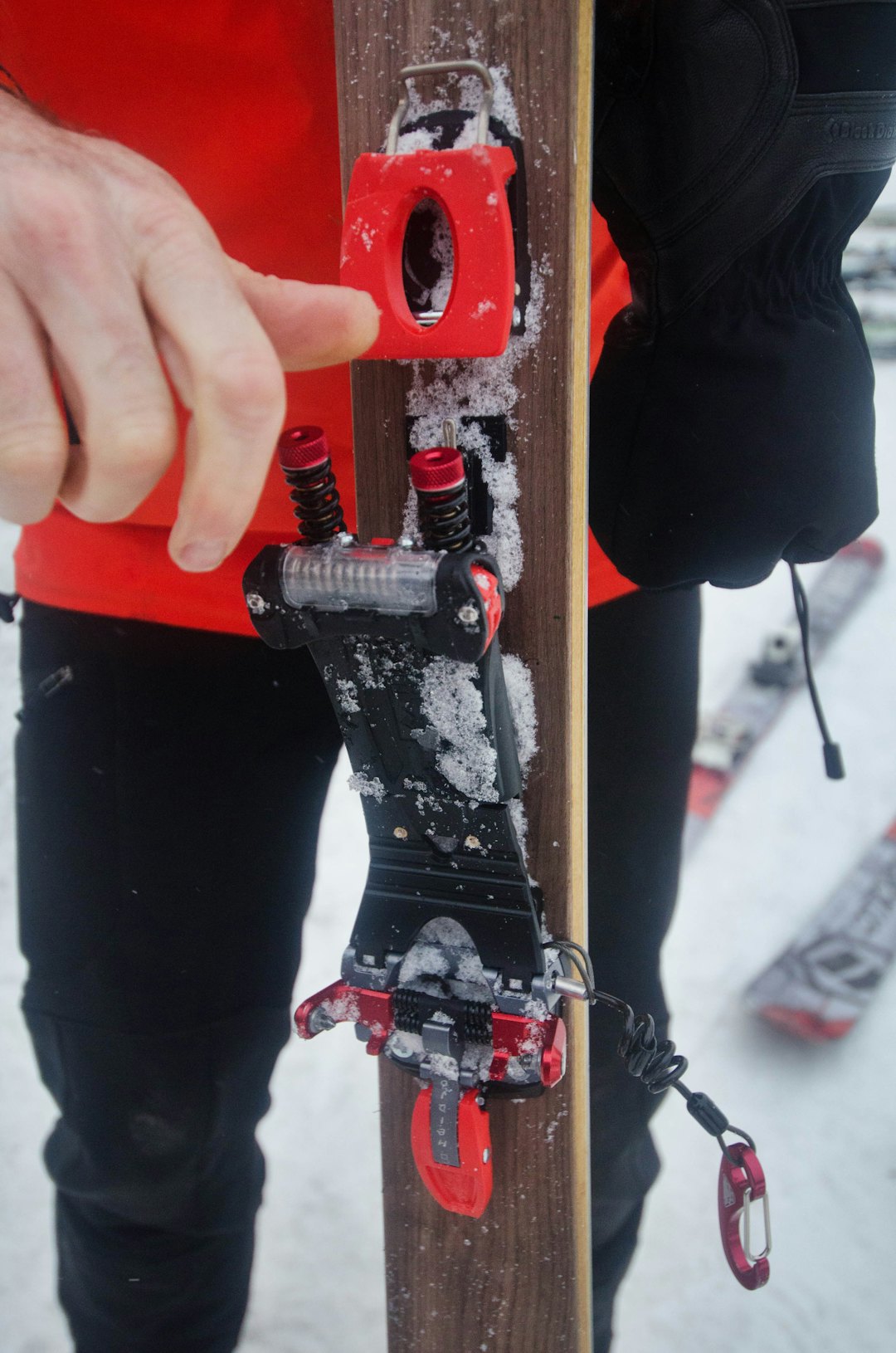 STEP-IN: Du slipper å bøye deg ned for å ta på skiene. Foto: Erlend Sande