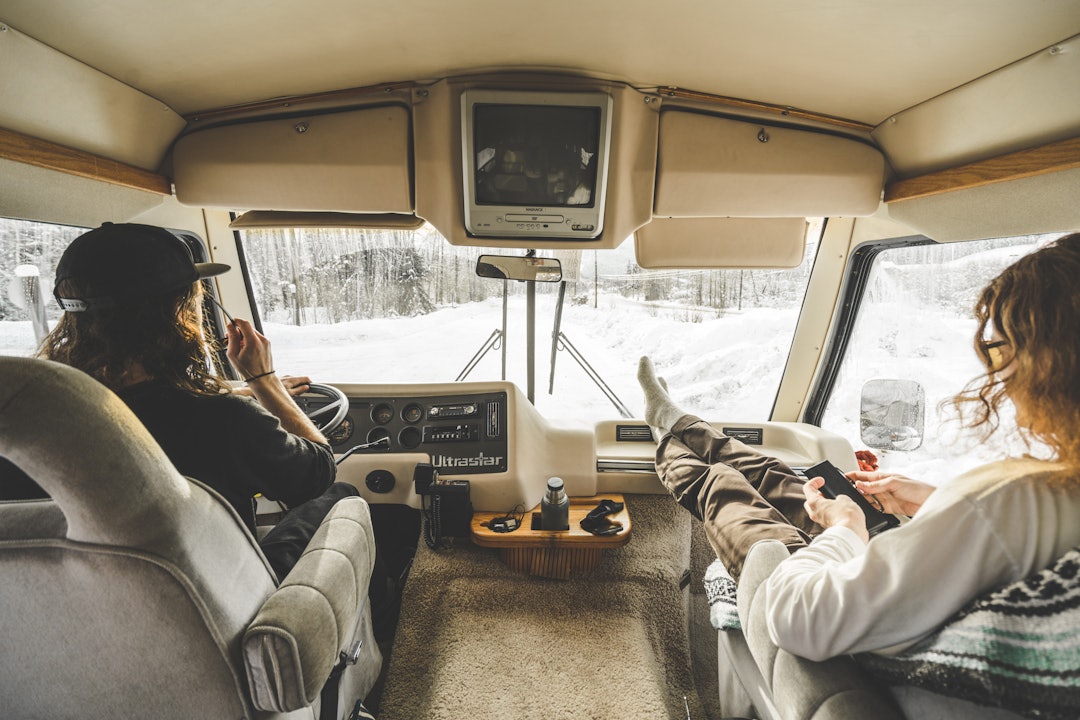 AEROSPACE: Med en cockpit utstyrt med stresslesser, teppegulv, koppholdere og termos er lange kjøreturer en fryd i dette 28 fot lange romskipet. Foto: Bård Basberg. Campinglandslaget, whistler, bobil, pudder