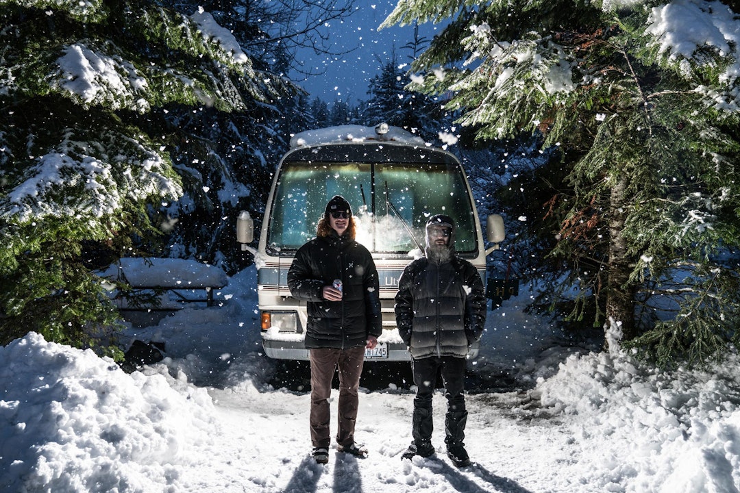 ACTIONPANTS: Det var kun én kveld i løpet av turen hvor vi fyrte opp lyskastere foran bussen, prøvde å se tøffe ut og delte en øl. De andre gangene hadde vi hver vår øl. Foto: Bård Basberg. BB20180125_BC_Whistler_BBB09984