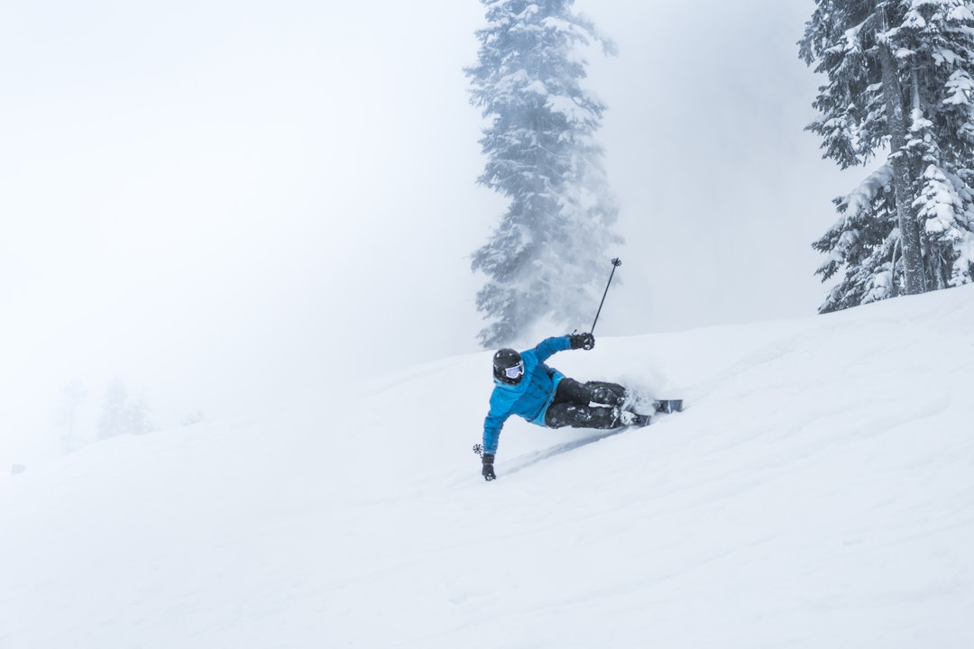 CARVING FOR MENACE: Den gjensnødde og halvferdige halfpipen var et perfekt sted å ligge horisontalt på skjær. Foto: Bård Basberg. BB20180123_BC_Whistler_BBB00121